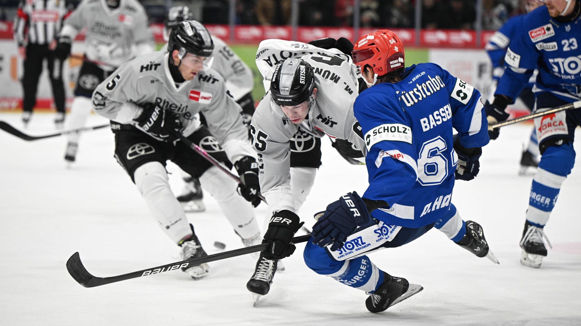 Auch die Kölner Youngster Marco Münzenberger (Mitte) und Robin van Claster (l.) stemmten sich vergeblich gegen die Niederlage in Schwenningen.