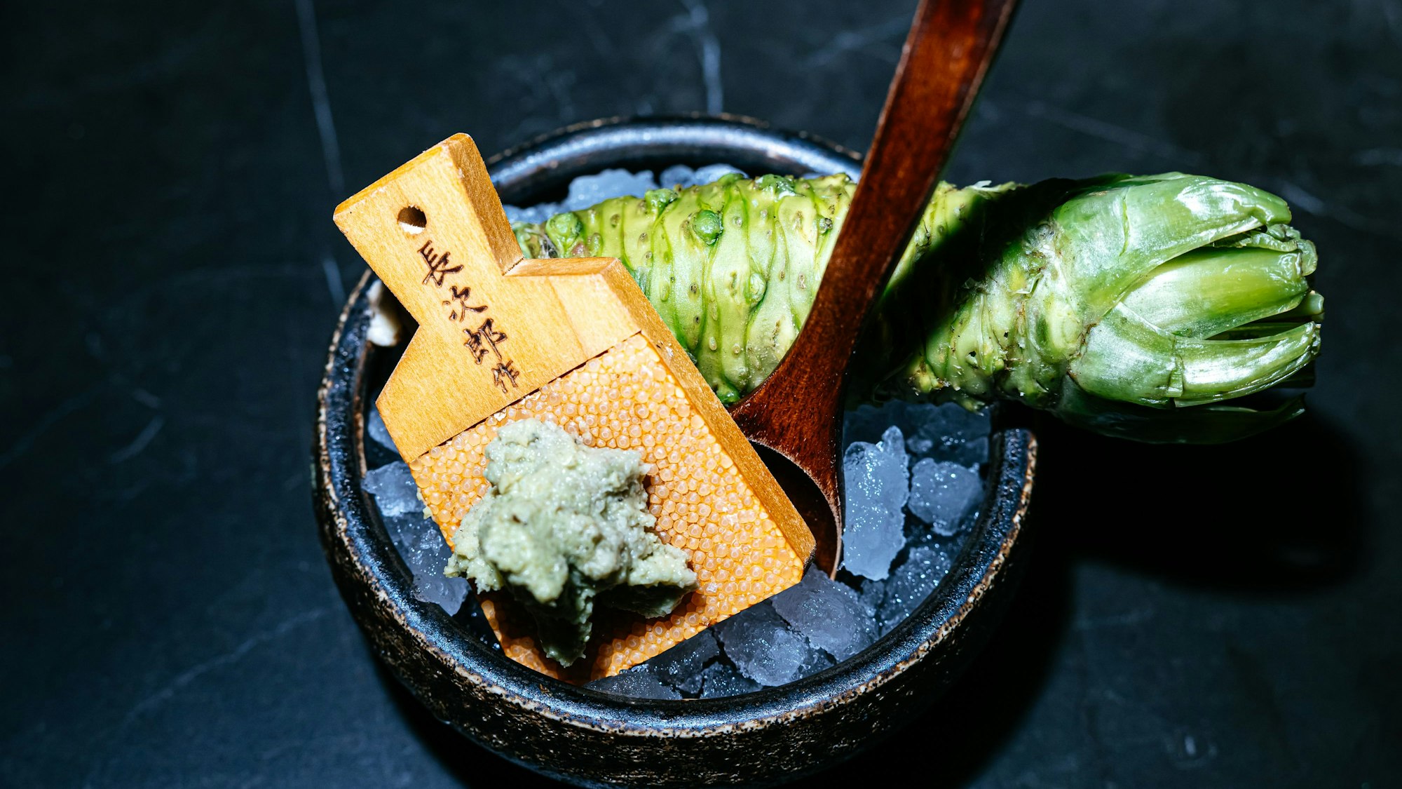 Wasabi, eine Paste aus grünem Meerrettich, wird zum Sushi gereicht.