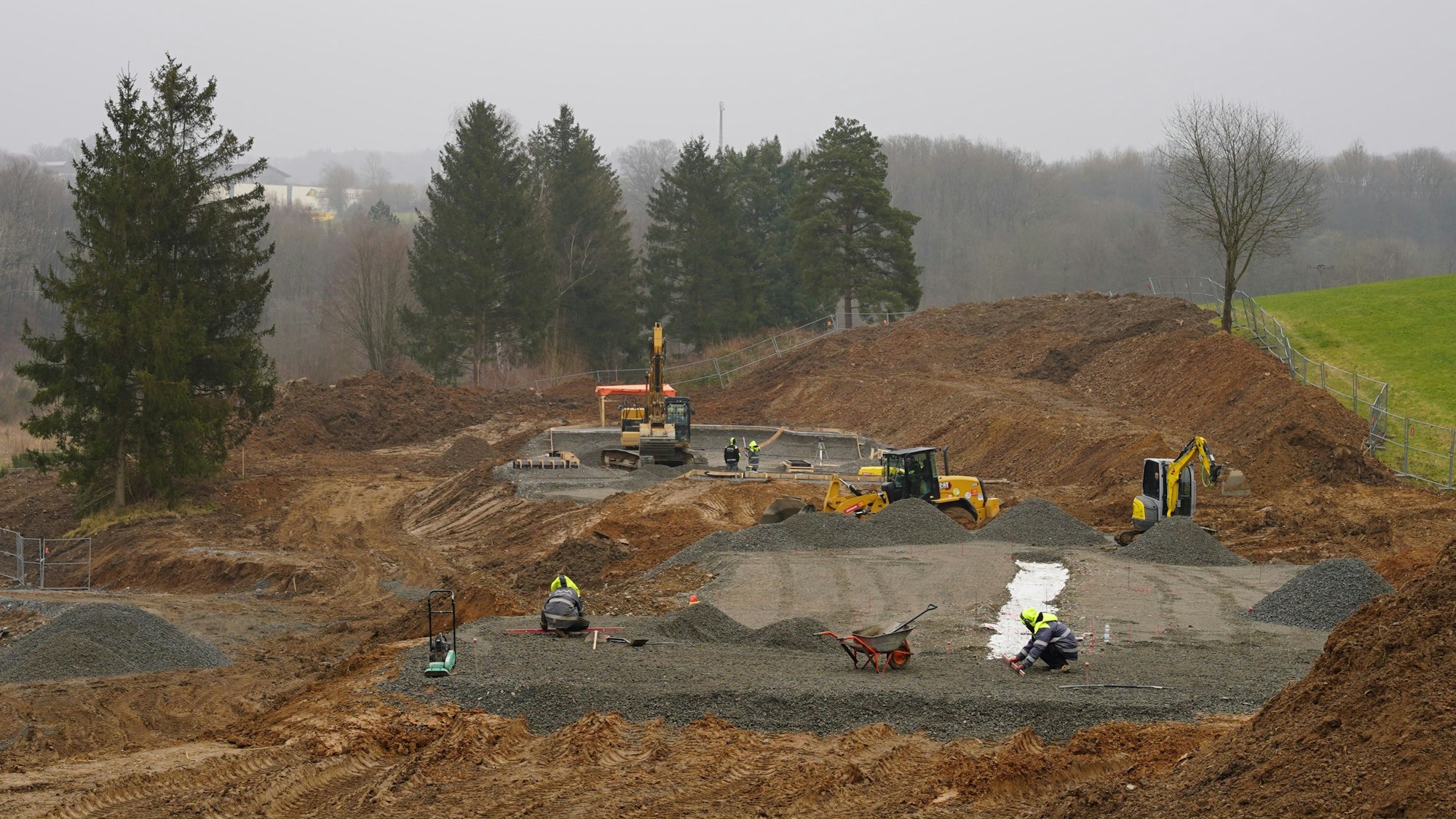 Auf mehreren Ebenen wächst zurzeit der Rollsportpark, den die Stadt Waldbröl in der Ortschaft Niederhof und dort an der Klus bauen lässt.