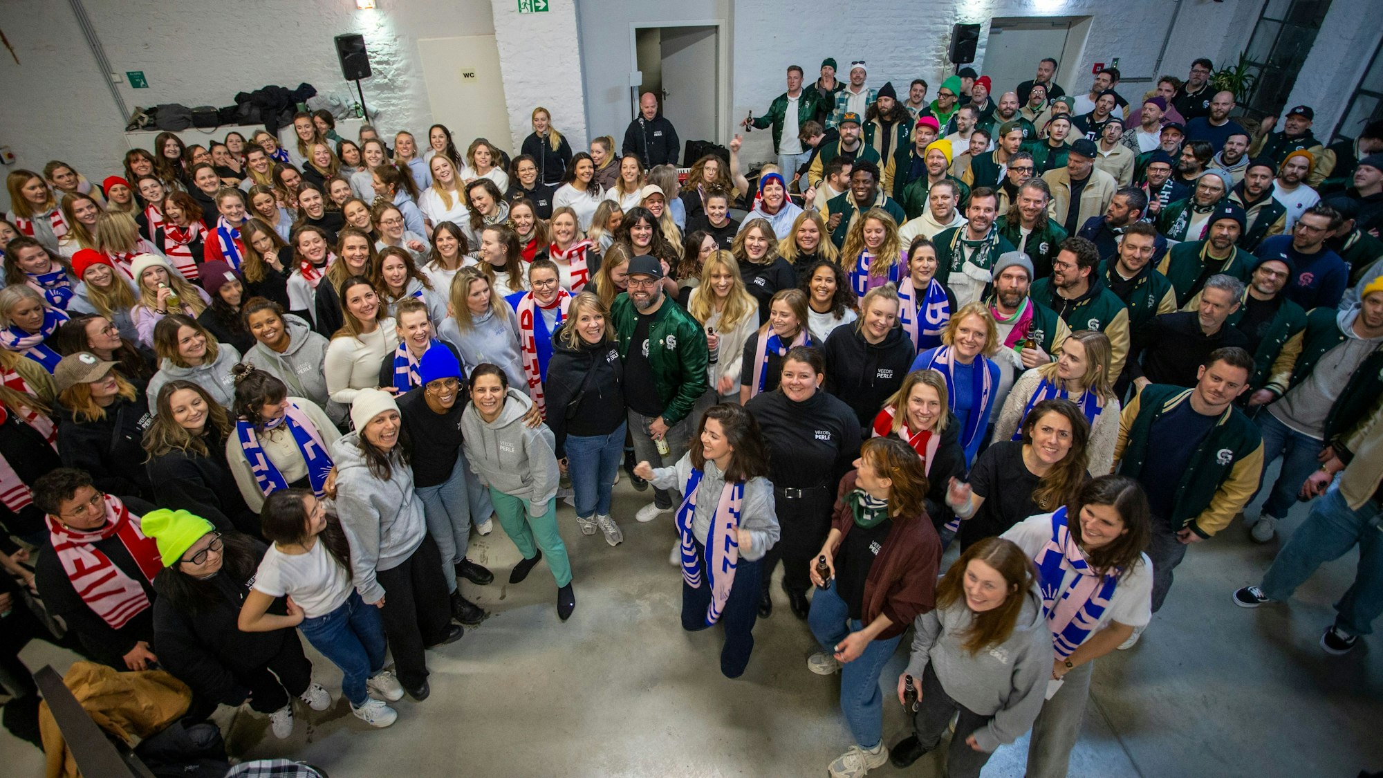 Stimmgewaltig: Die Chöre „Grüngürtelrosen“ und die „Veedelperlen“ proben gemeinsam in der Pattenhalle Ehrenfeld.