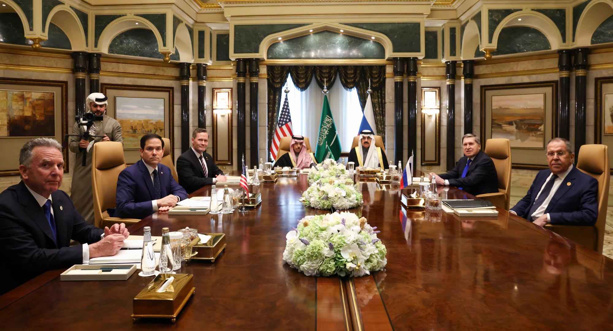 Das amerikanische Verhandlungsteam rund um Außenminister Marco Rubio zusammen mit der russischen Delegation um Sergej Lawrow in Riad.