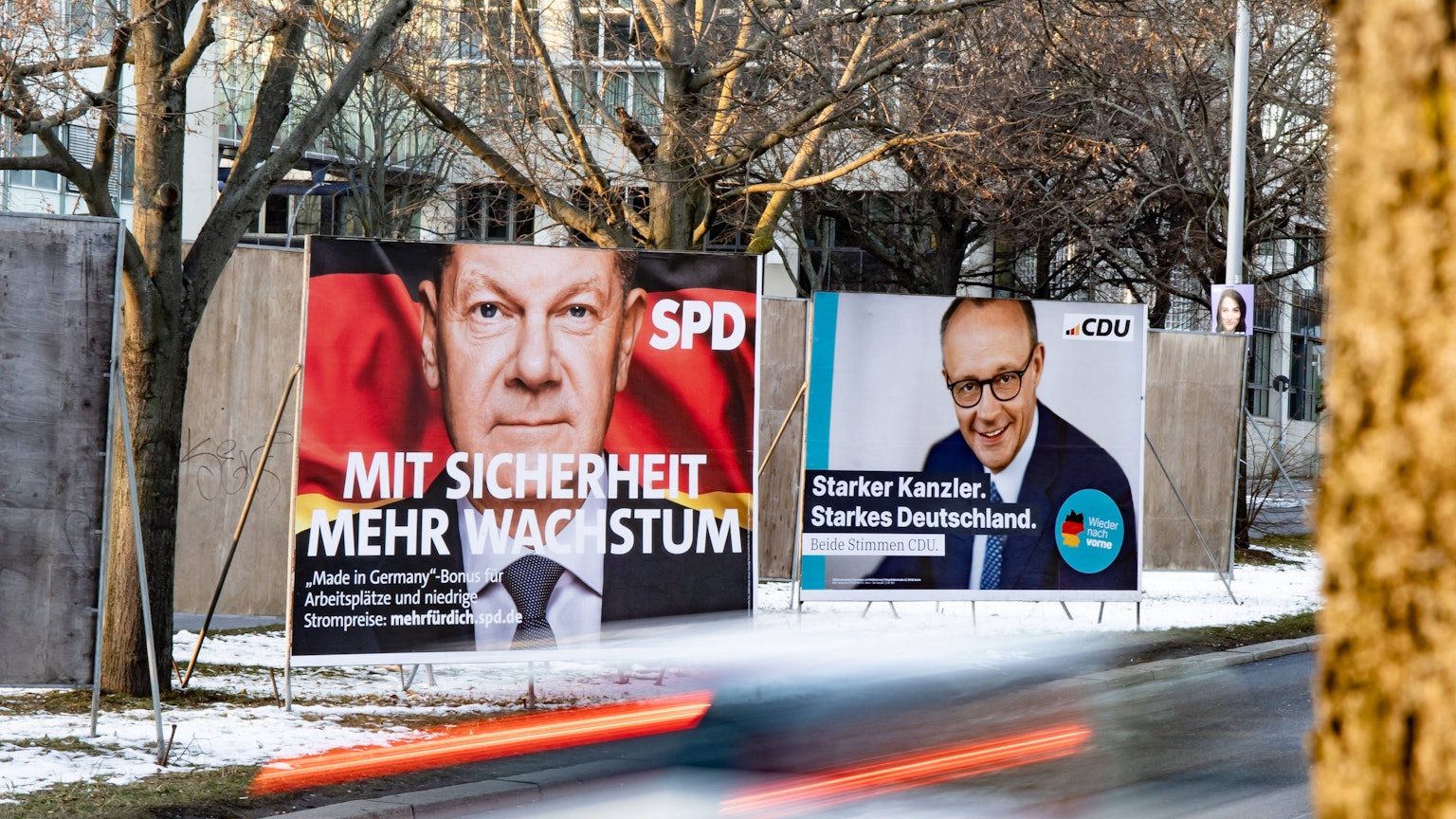 Wahlplakaten für die Bundestagswahl 2025 der Kanzlerkandidaten der SPD Olaf Scholz und der CDU Friedrich Merz