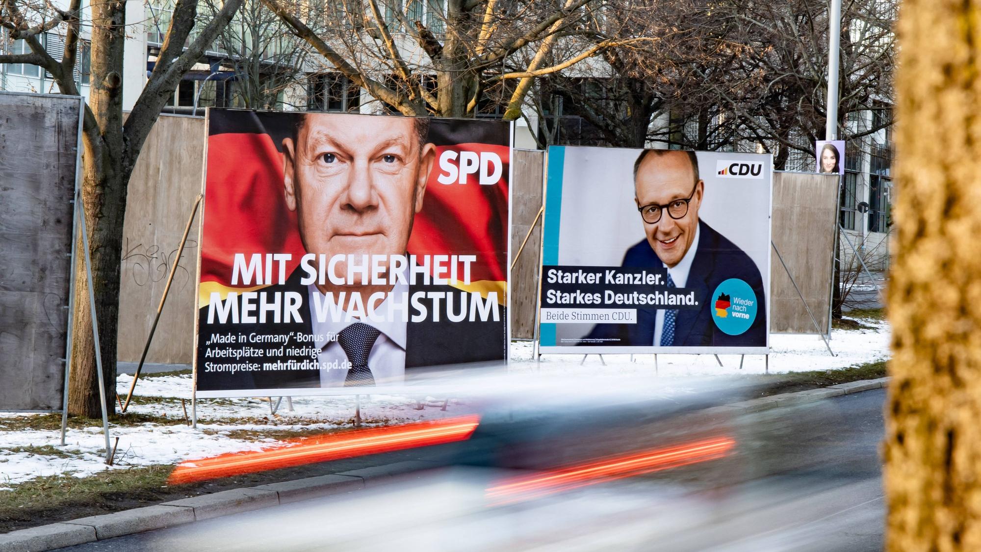 Wahlplakaten für die Bundestagswahl 2025 der Kanzlerkandidaten der SPD Olaf Scholz und der CDU Friedrich Merz