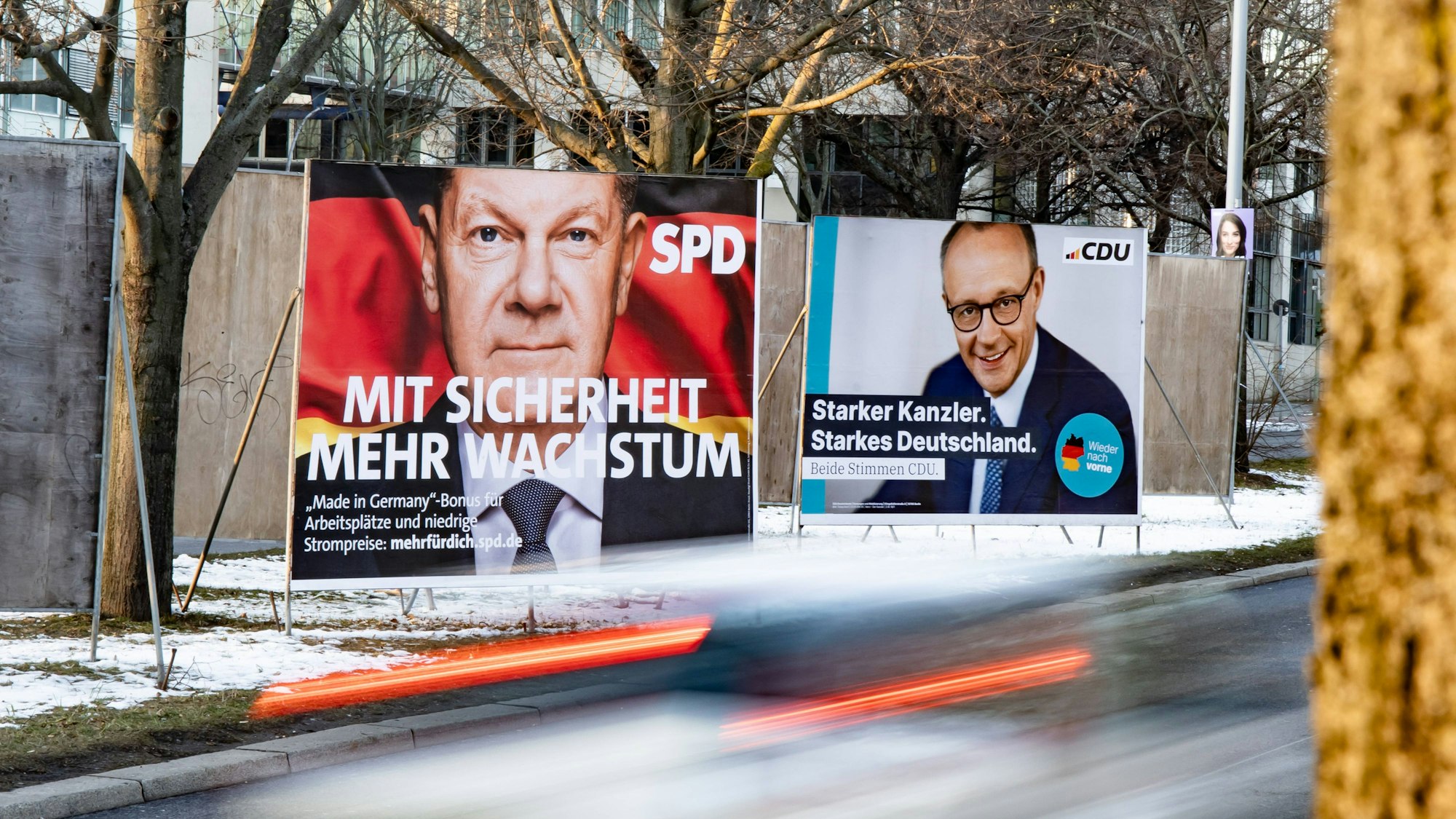 Wahlplakaten für die Bundestagswahl 2025 der Kanzlerkandidaten der SPD Olaf Scholz und der CDU Friedrich Merz