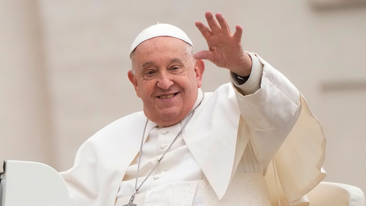 20.11.2024, Vatikan, Vatikanstadt: Papst Franziskus winkt, als er zu seiner wöchentlichen Generalaudienz auf dem Petersplatz im Vatikan ankommt.