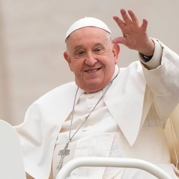 20.11.2024, Vatikan, Vatikanstadt: Papst Franziskus winkt, als er zu seiner wöchentlichen Generalaudienz auf dem Petersplatz im Vatikan ankommt.