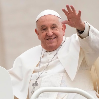 20.11.2024, Vatikan, Vatikanstadt: Papst Franziskus winkt, als er zu seiner wöchentlichen Generalaudienz auf dem Petersplatz im Vatikan ankommt.