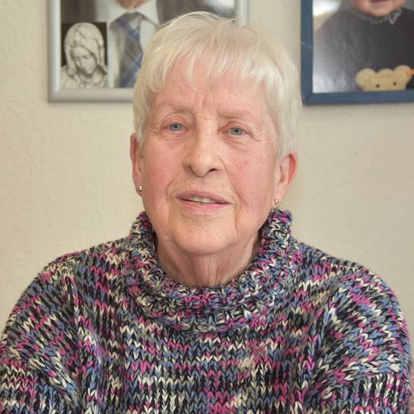 Auf dem Foto ist Anneliese Hamacher zu sehen, sie trägt einen bunten Wollpulli.