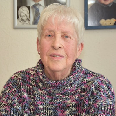 Auf dem Foto ist Anneliese Hamacher zu sehen, sie trägt einen bunten Wollpulli.
