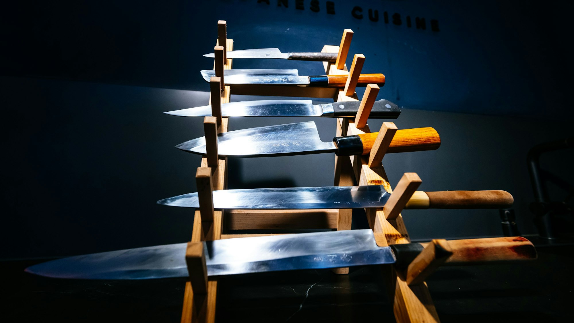 Der richtige Schnitt ist alles: Dafür braucht Meister Kengo seine scharf geschliffenen Messer.