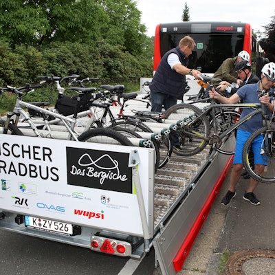 Fahrradfahrer laden Räder auf den Anhänger eines Bergischen Fahrradbusses in Wermelskirchen.
