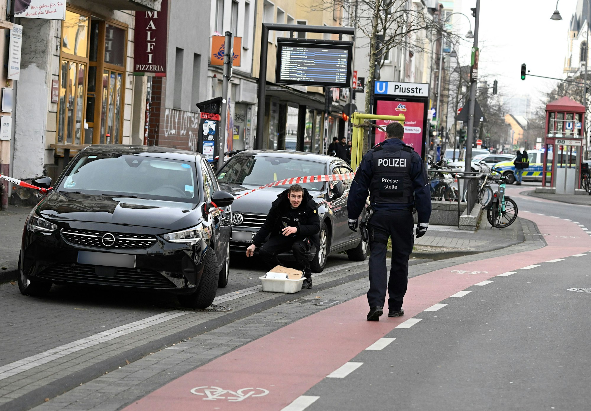Köln: Polizisten suchen den Tatort in Ehrenfeld ab.
