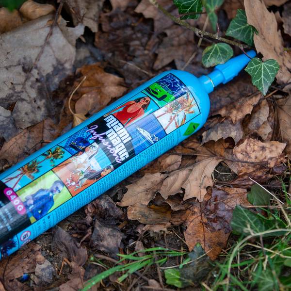 Eine leere Lachgas-Flasche liegt am Straßenrand.