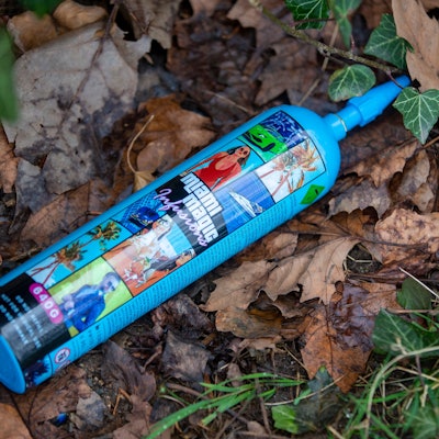 Eine leere Lachgas-Flasche liegt am Straßenrand.