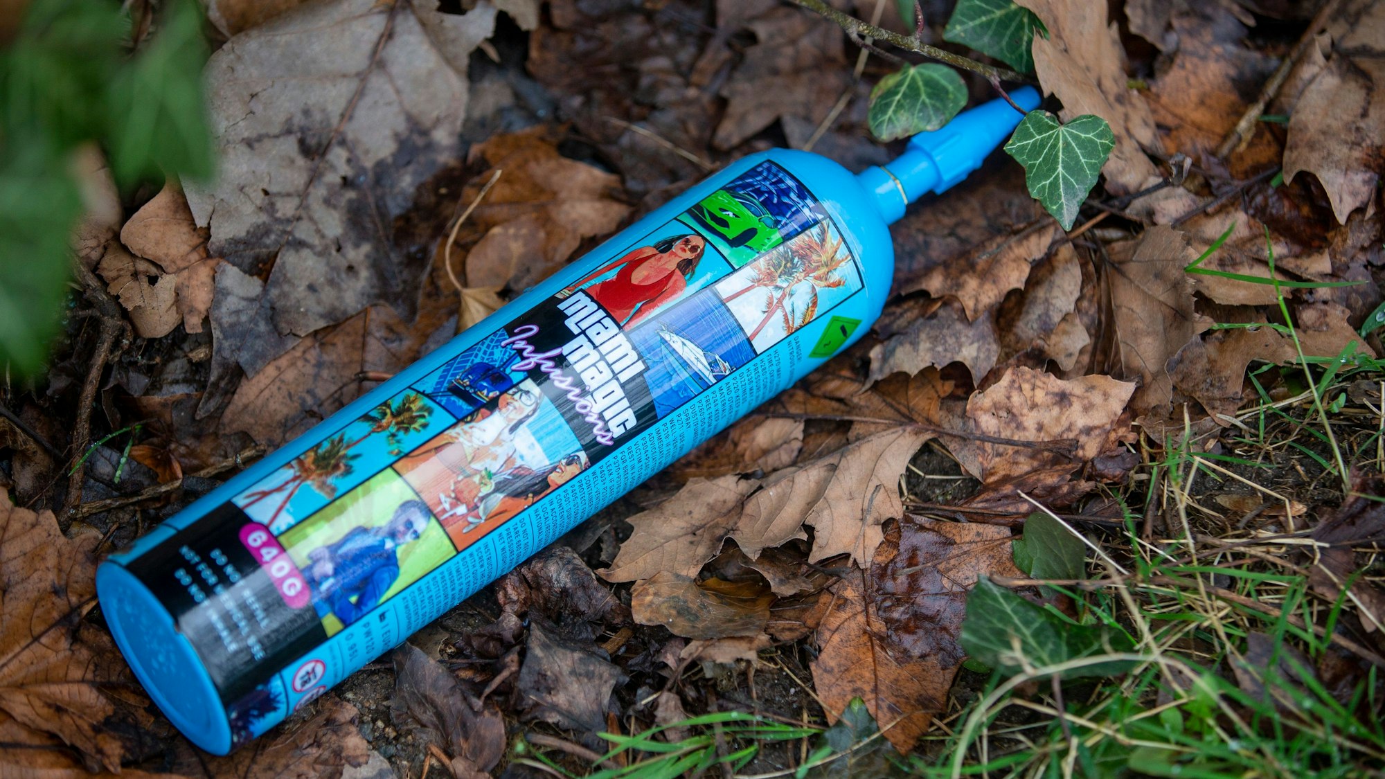 Eine leere Lachgas-Flasche liegt am Straßenrand.