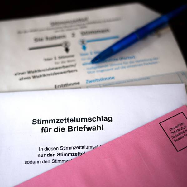PRODUKTION - 12.02.2025, Bremen: Briefwahlunterlagen liegen auf einem Tisch. (zu dpa: «LKA Sachsen prüft Video über fehlende AfD auf Wahlzetteln») Foto: Sina Schuldt/dpa +++ dpa-Bildfunk +++