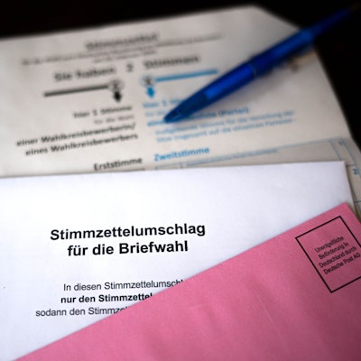 PRODUKTION - 12.02.2025, Bremen: Briefwahlunterlagen liegen auf einem Tisch. (zu dpa: «LKA Sachsen prüft Video über fehlende AfD auf Wahlzetteln») Foto: Sina Schuldt/dpa +++ dpa-Bildfunk +++