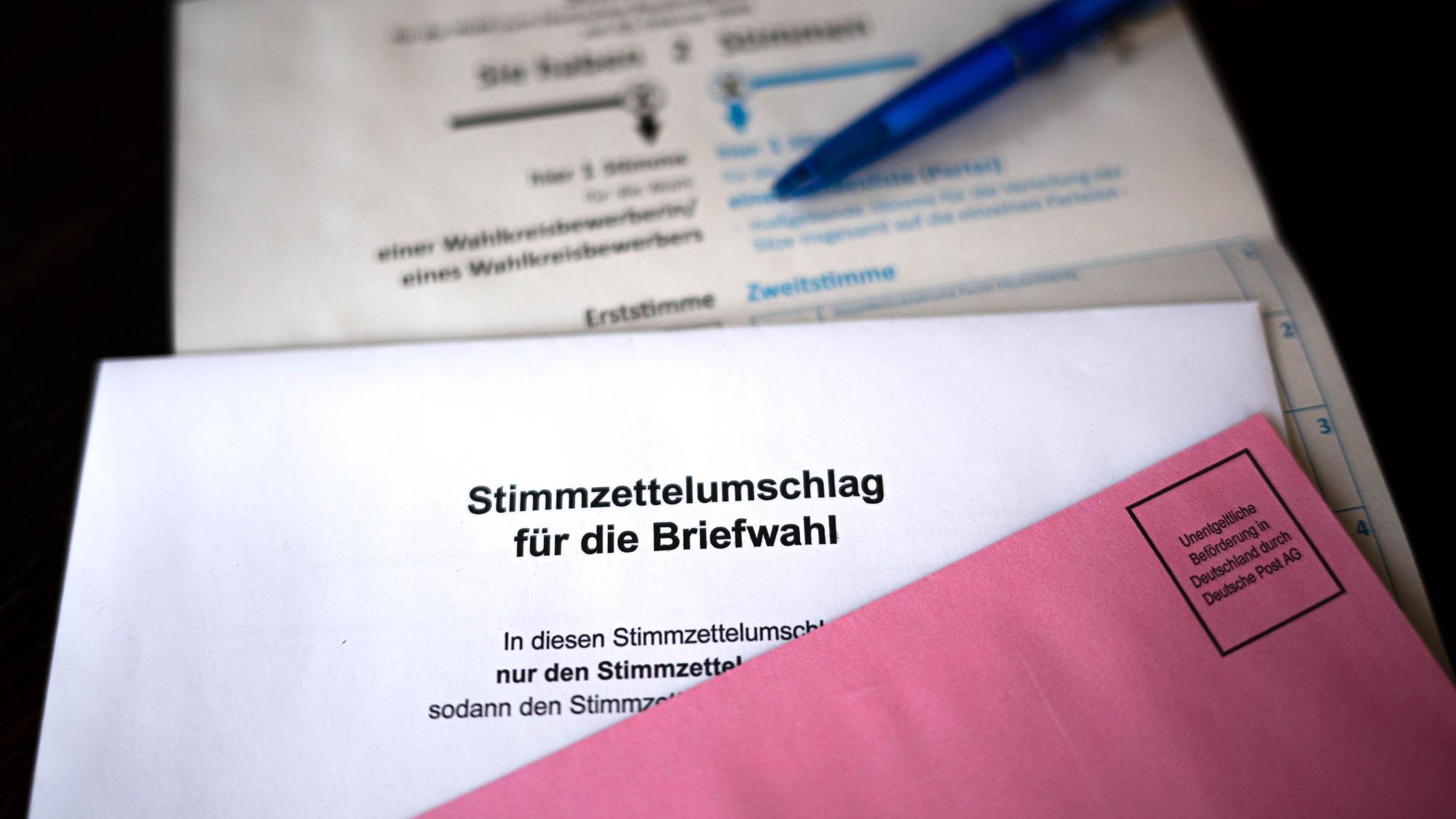 PRODUKTION - 12.02.2025, Bremen: Briefwahlunterlagen liegen auf einem Tisch. (zu dpa: «LKA Sachsen prüft Video über fehlende AfD auf Wahlzetteln») Foto: Sina Schuldt/dpa +++ dpa-Bildfunk +++