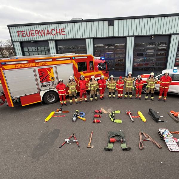Auf dem Bild sind Einsatzfahrzeuge der Feuerwehr und Kameraden zu sehen.