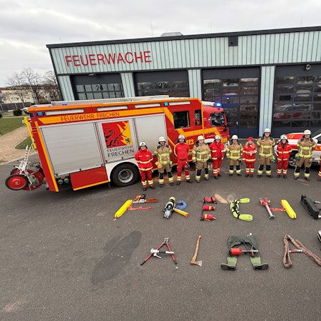 Auf dem Bild sind Einsatzfahrzeuge der Feuerwehr und Kameraden zu sehen.