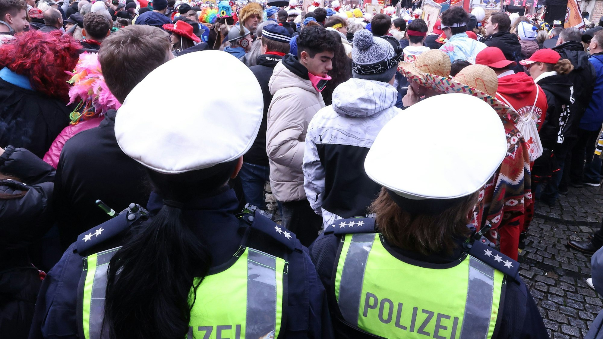 Die Polizei zeigt bei den Karnevalsveranstaltungen in der Region massiv Präsenz.