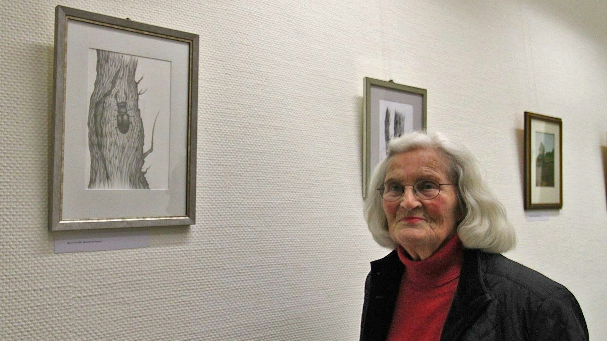 Die Malerein vor ihren Werken in der Villa Braunswerth.