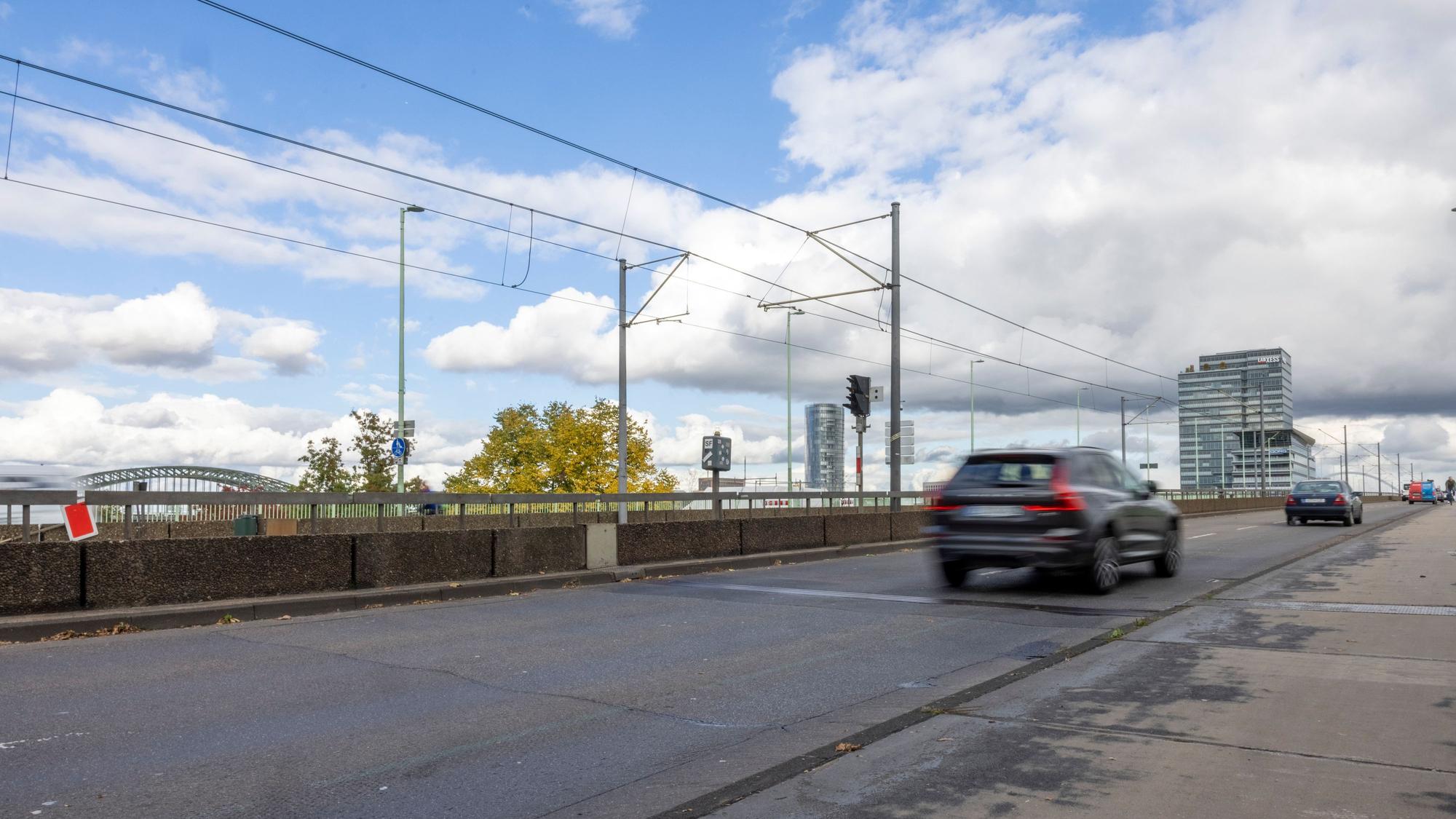 Die Südseite der Deutzer Brücke wird diesen Sommer für zehn Wochen gesperrt.