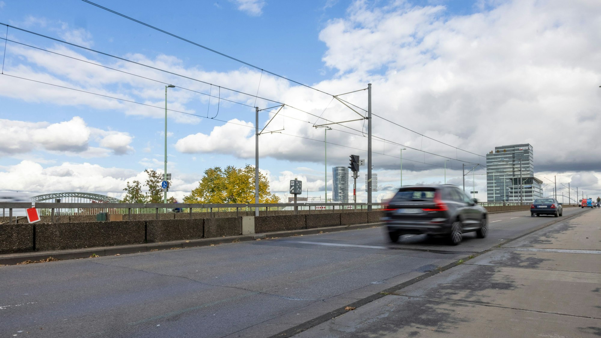Die Südseite der Deutzer Brücke wird diesen Sommer für zehn Wochen gesperrt.