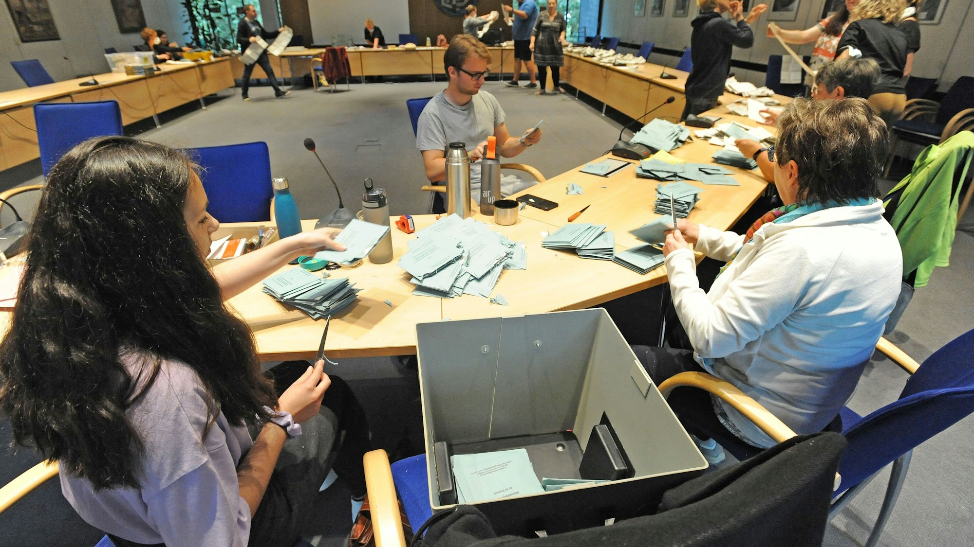 Wahlhelfer zählen nach einer Wahl Stimmzettel aus.