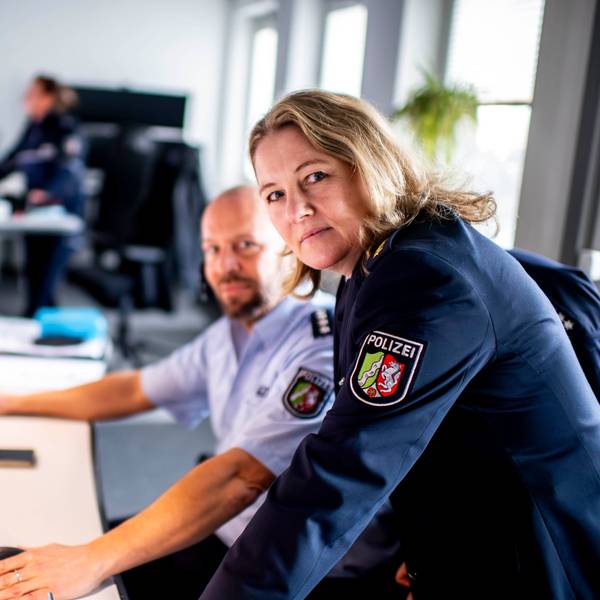 Die neue Polizei-Chefin in der Leitstelle der Euskirchener Polizeiwache, im Hintergrund Beamte an PC-Monitoren.
