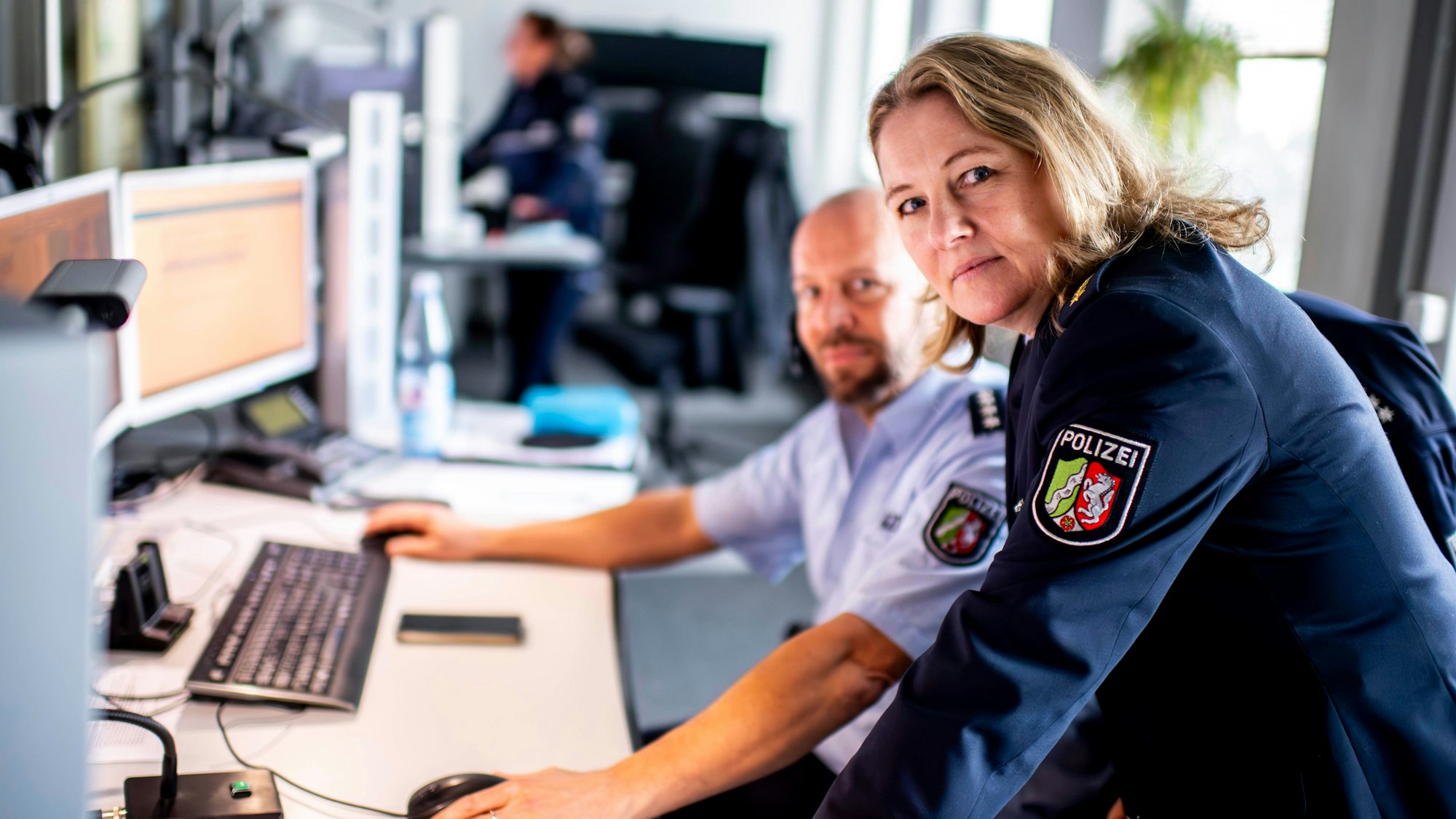 Die neue Polizei-Chefin in der Leitstelle der Euskirchener Polizeiwache, im Hintergrund Beamte an PC-Monitoren.