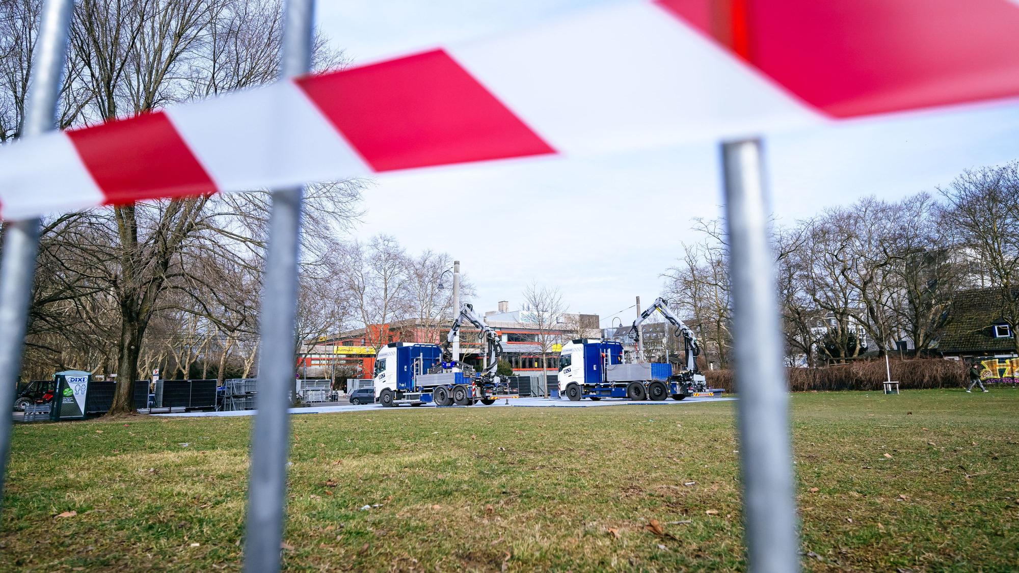 Großes Gerät: Die Uniwiese wird in den kommenden Tagen bis Weiberfastnacht zur Entlastungsfläche für die Zülpicher Straße.