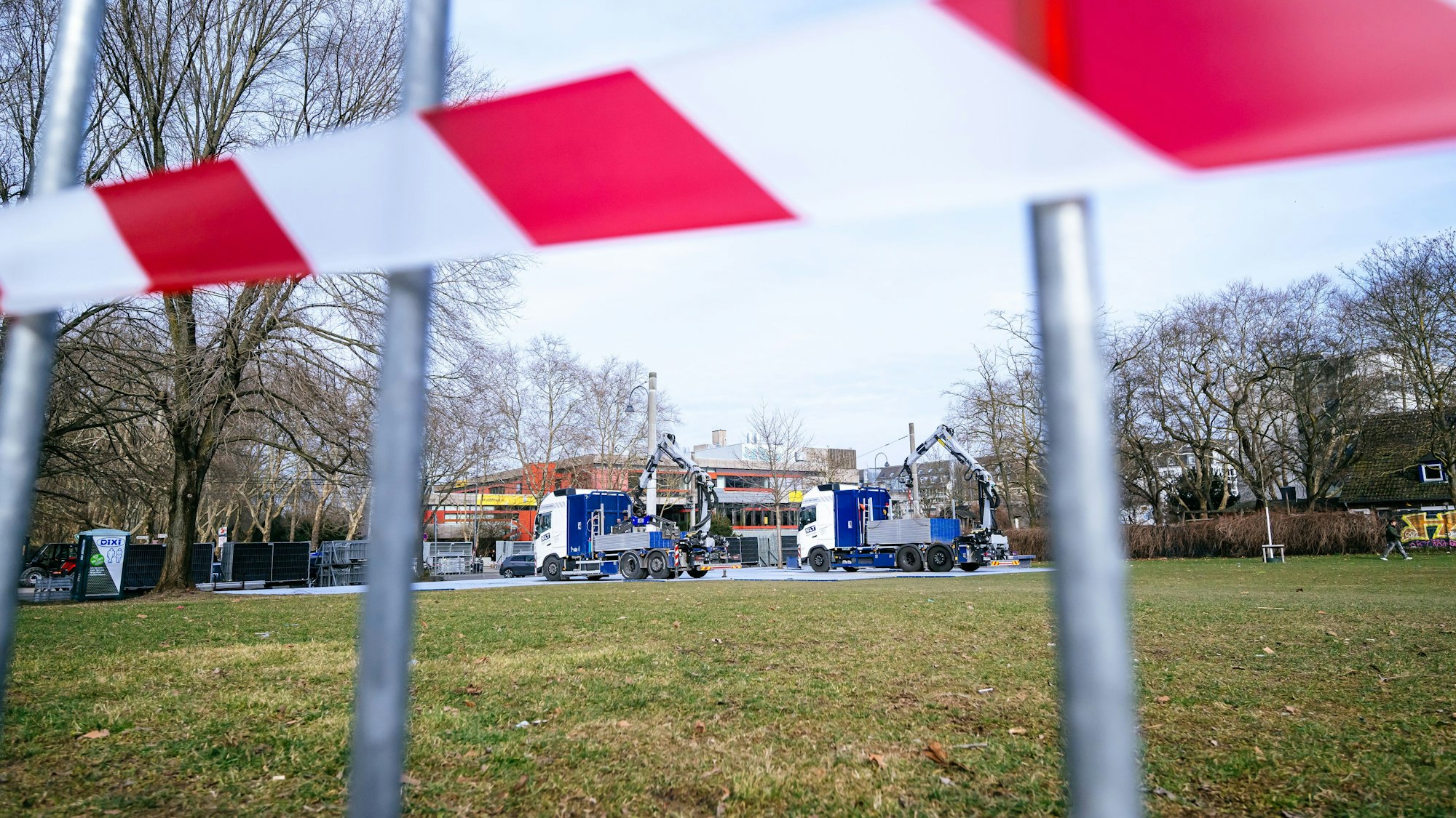 Großes Gerät: Die Uniwiese wird in den kommenden Tagen bis Weiberfastnacht zur Entlastungsfläche für die Zülpicher Straße.