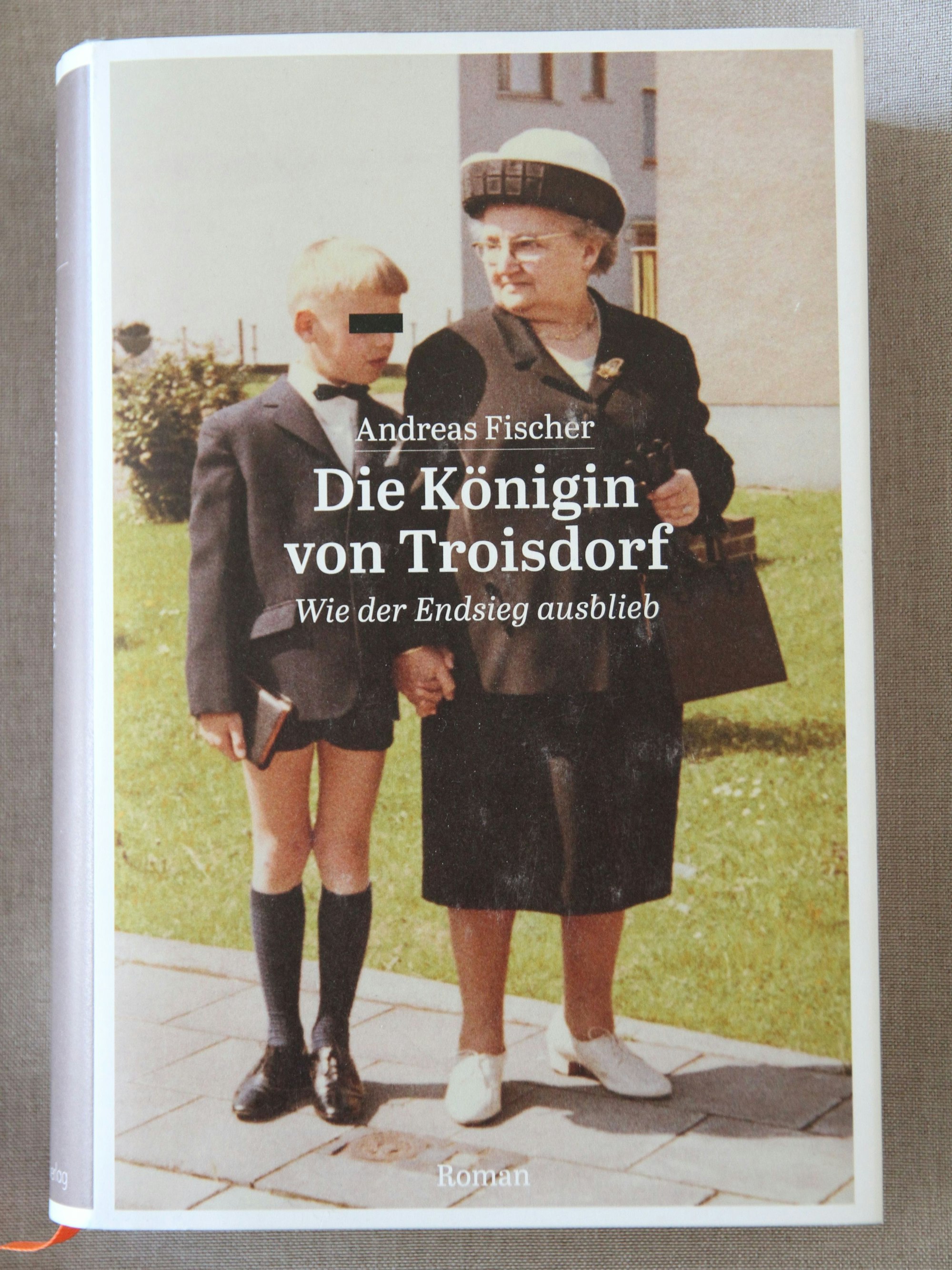 Ein Junge in kurzen Hosen und eine alte Dame auf einem Buchumschlag.