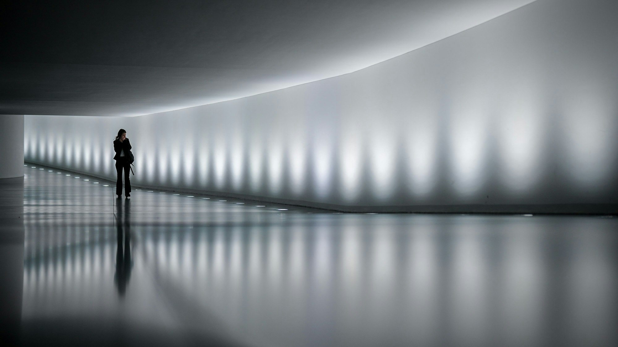 Eine Mitarbeiterin des Bundestags geht durch den Verbindungstunnel zwischen Reichstagsgebäude und Paul-Löbe-Haus. Der Tunnel wird von zahlreichen Abgeordneten während der Sitzungswochen genutzt. Am 23.02.2025 wird ein neuer Bundestag gewählt.