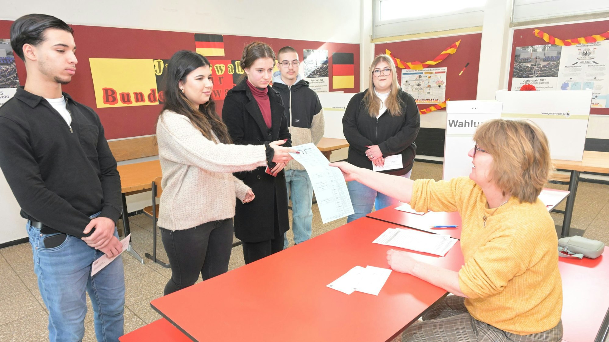 An der Wahlurne in der Realschule Rösrath konnten Jugendliche ihre Stimme abgeben, auch wenn sie noch nicht 18 Jahre sind: Mehdi Rhanmi, Lorina Manduk, Nike Grafschaft, Finn Bausch, Leonie Schneider (v. l.) trafen im „Wahllokal“ auf Lehrerin Andrea Kretschmann (r.).