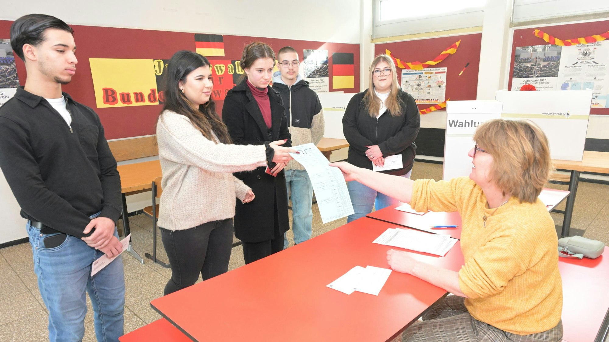 An der Wahlurne in der Realschule Rösrath konnten Jugendliche ihre Stimme abgeben, auch wenn sie noch nicht 18 Jahre sind: Mehdi Rhanmi, Lorina Manduk, Nike Grafschaft, Finn Bausch, Leonie Schneider (v. l.) trafen im „Wahllokal“ auf Lehrerin Andrea Kretschmann (r.).