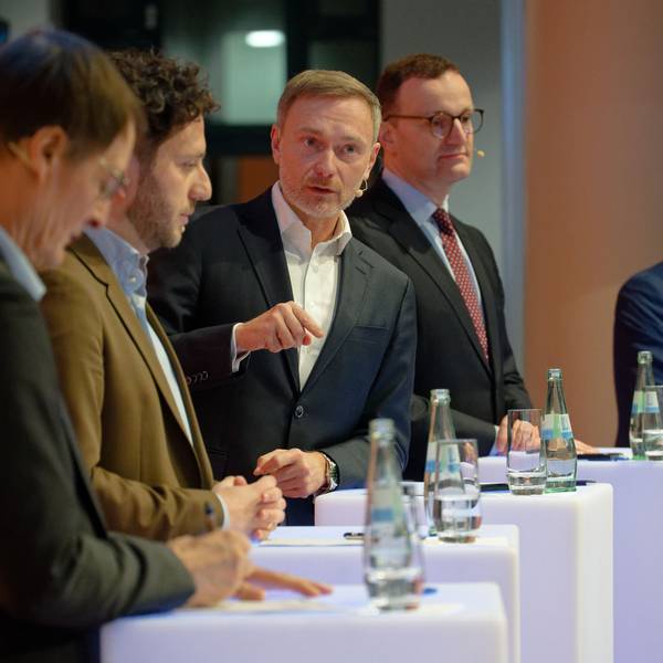 Karl Lauterbach (SPD), Felix Banaszak, (Grüne), Christian Lindner (FDP), Jens Spahn (CDU) und Kay Gottschalk (AFD) bei der IHK Kölln (v.l.)