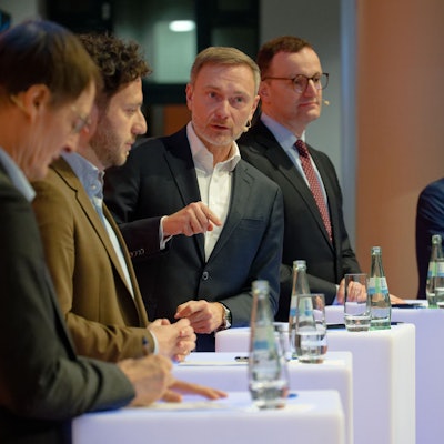 Karl Lauterbach (SPD), Felix Banaszak, (Grüne), Christian Lindner (FDP), Jens Spahn (CDU) und Kay Gottschalk (AFD) bei der IHK Kölln (v.l.)