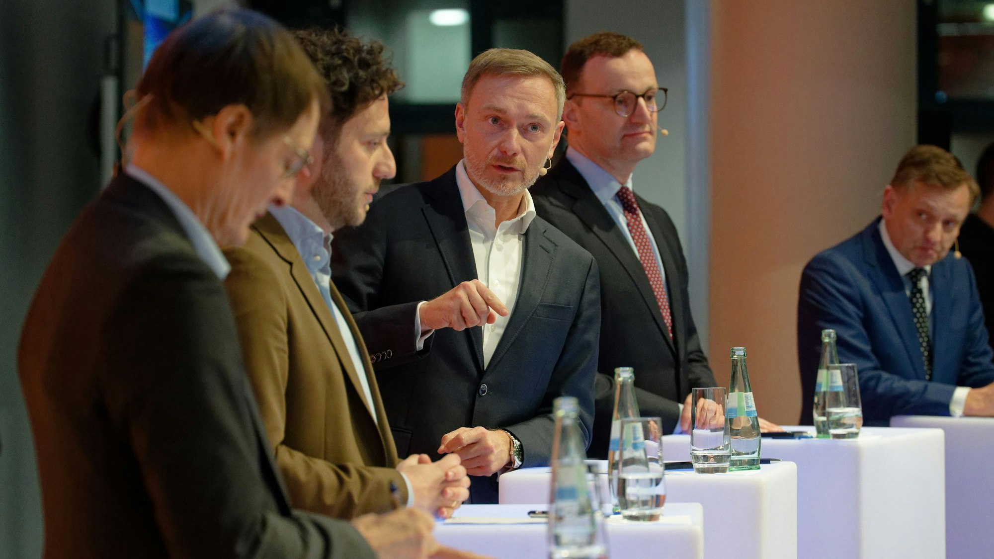 Karl Lauterbach (SPD), Felix Banaszak, (Grüne), Christian Lindner (FDP), Jens Spahn (CDU) und Kay Gottschalk (AFD) bei der IHK Kölln (v.l.)