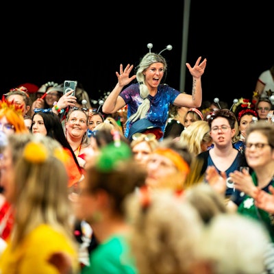 Das Bild zeigt ein Blick ins Publikum bei der Damensitzung der KK Alt Oeskerche.