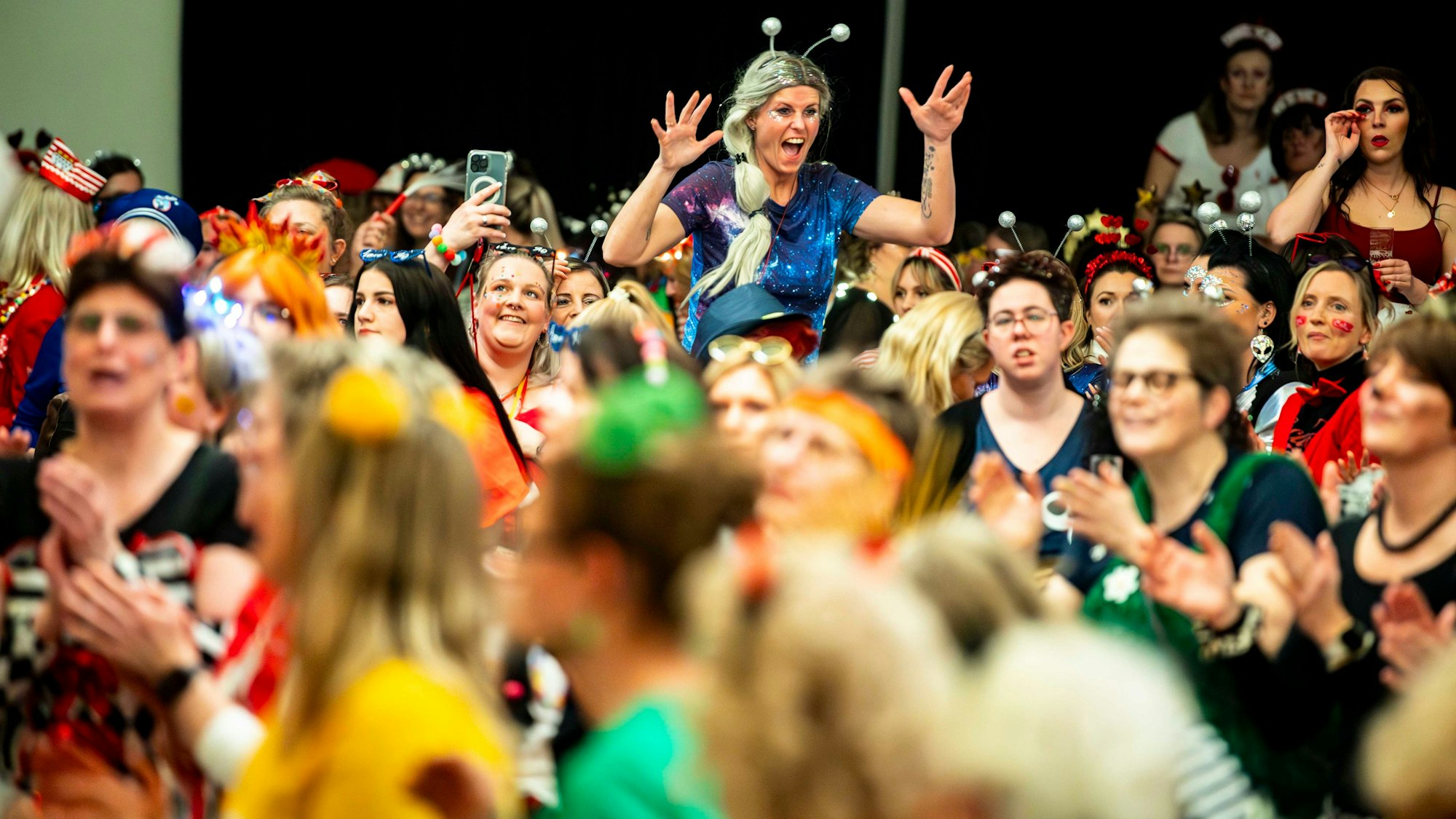 Das Bild zeigt die Damensitzung der KG Alt Oeskerche.