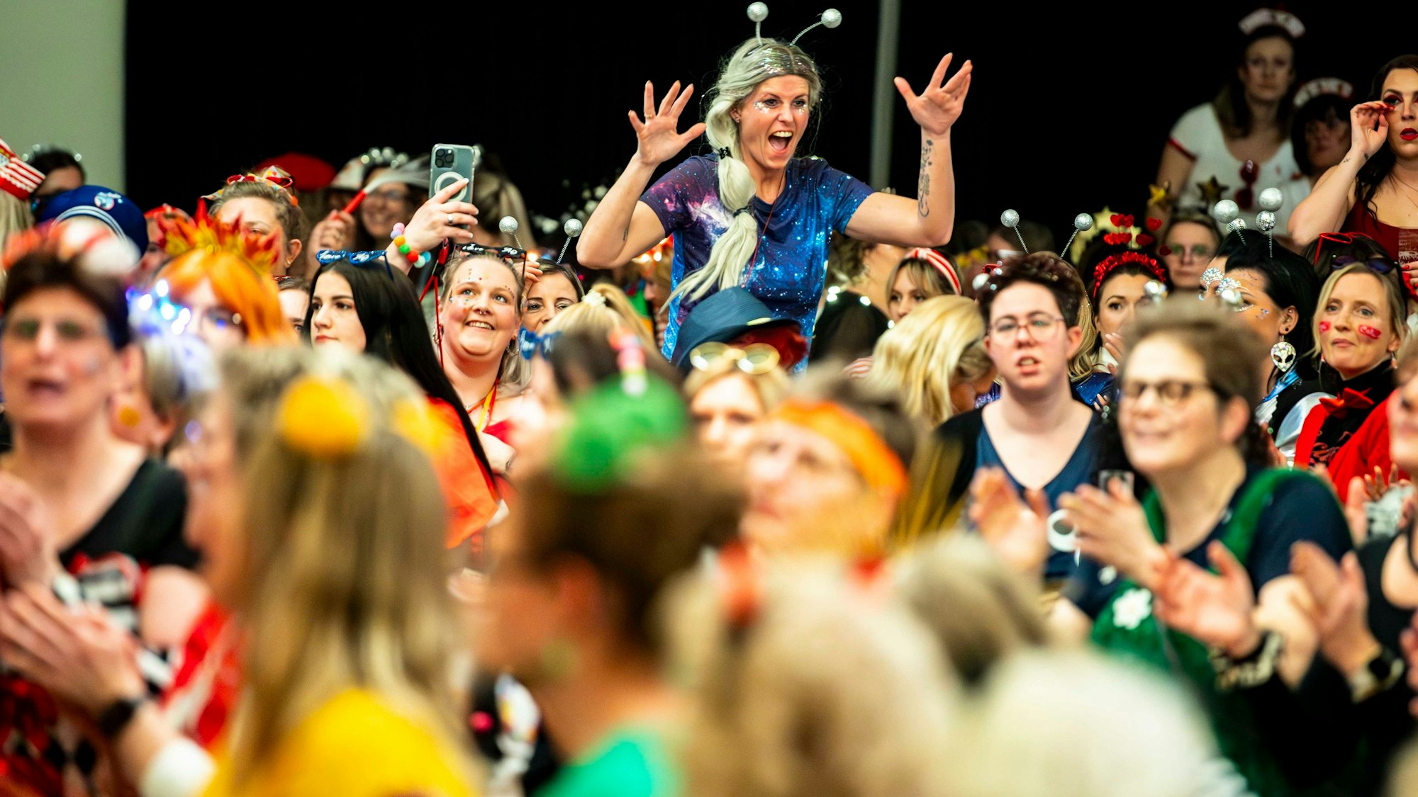 Das Bild zeigt ein Blick ins Publikum bei der Damensitzung der KK Alt Oeskerche.