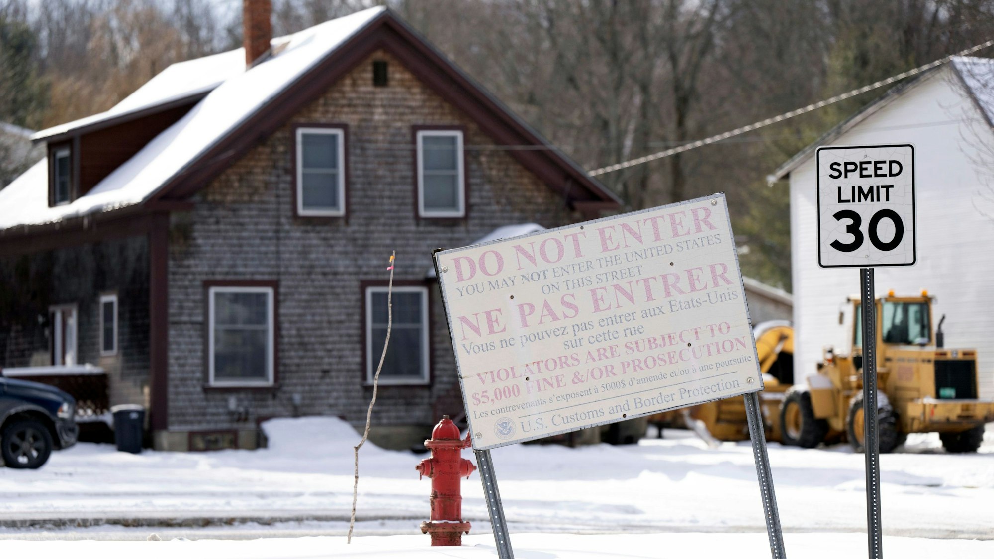 Ein Schild an einer unbewachten Grenzstraße, die von Stanstead, Quebec, nach Derby Line, Vermont, USA führt.