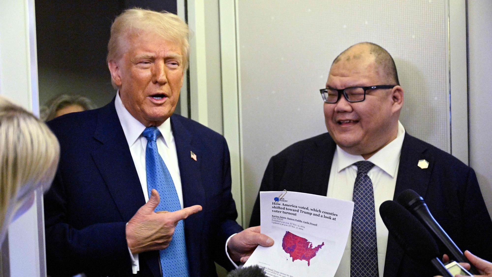 Donald Trump beantwortet die Fragen der Journalisten in der Air Force One.