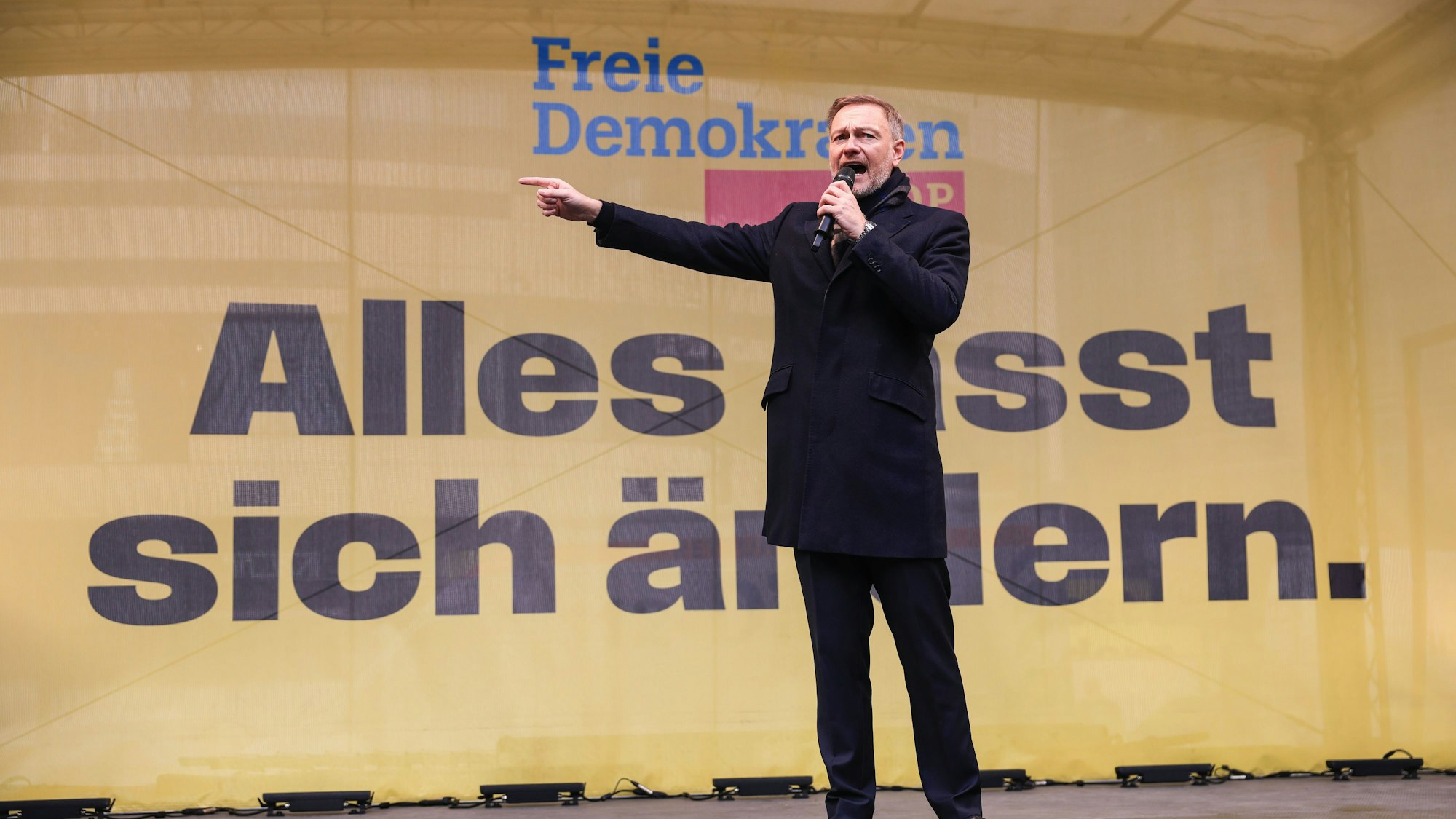 Christian Lindner, Vorsitzender der FDP, spricht bei einem Wahlkampftermin in Düsseldorf.