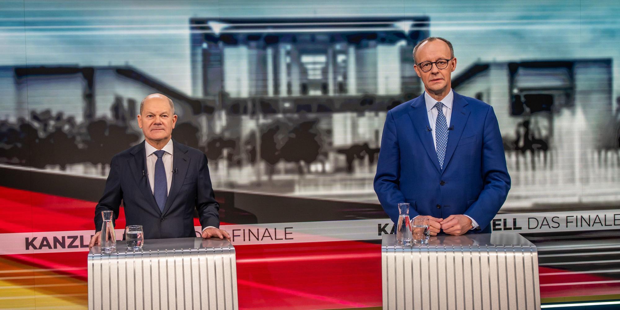 19.02.2025, Berlin: ACHTUNG SPERRFRIST ZUR VERÖFFENTLICHUNG 19.02.2025. 20:15 UHR CET. Bundeskanzler Olaf Scholz (l, SPD) steht neben Friedrich Merz, Unions Kanzlerkandidat und CDU Bundesvorsitzender, beim letzten TV-Duell vor der Bundestagswahl bei Welt TV und Bild. Das Gespräch wird nachmittags "Live on Tape aufgezeichnet und abends ausgestrahlt. Foto: Michael Kappeler/dpa-Pool/dpa +++ dpa-Bildfunk +++