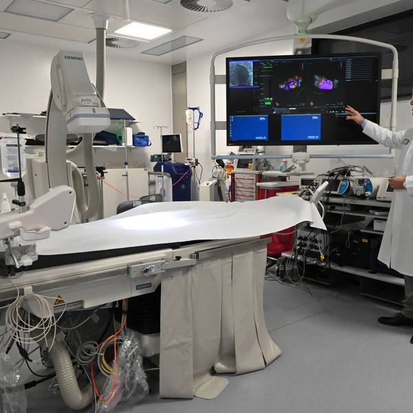 Dr. Erol Saygili, der Chefarzt der Kardiologie und Rhythmologie am Kreiskrankenhaus in Mechernich, steht in einem Herzkatheter-Labor.