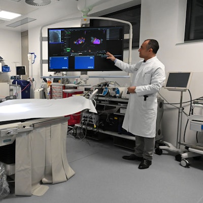 Dr. Erol Saygili, der Chefarzt der Kardiologie und Rhythmologie am Kreiskrankenhaus in Mechernich, steht in einem Herzkatheter-Labor.