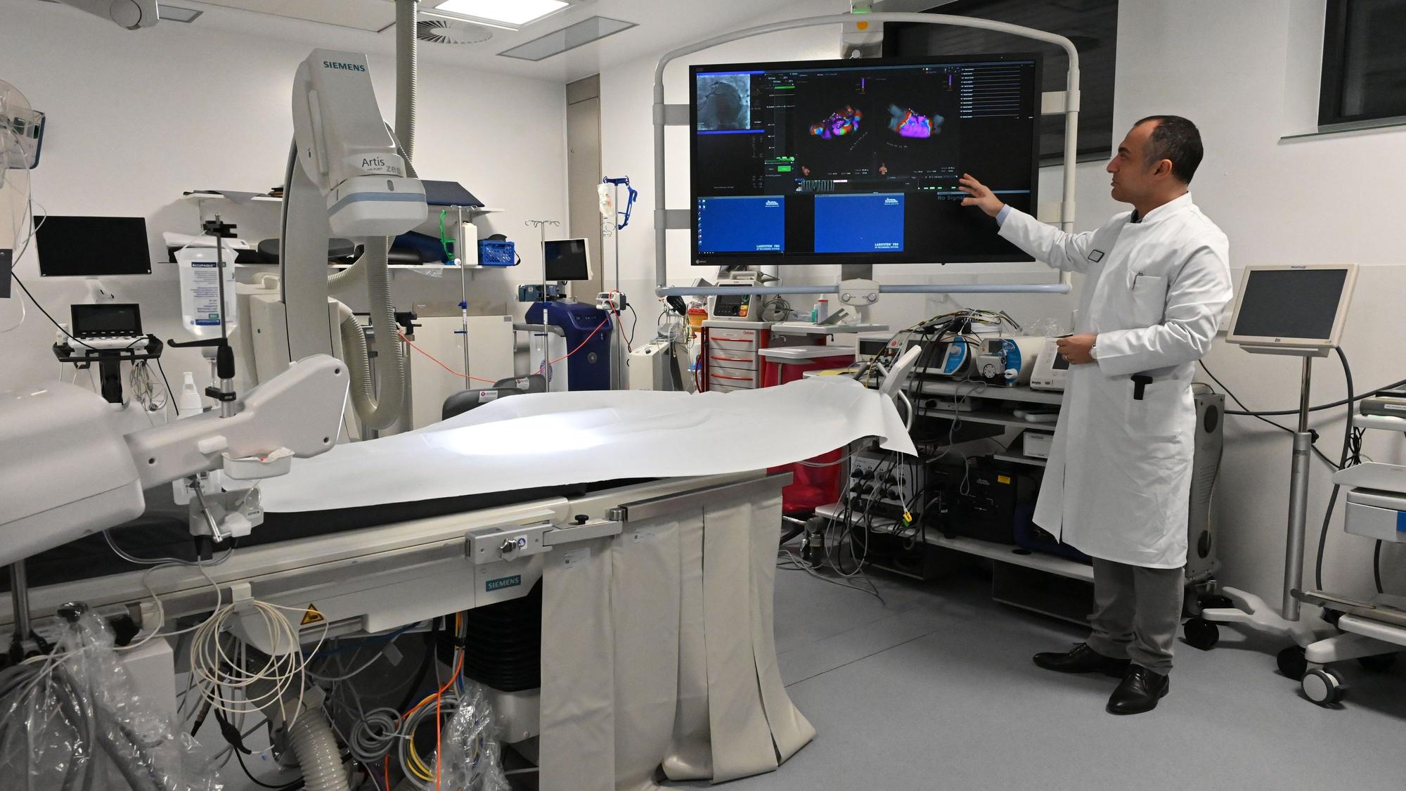 Dr. Erol Saygili, der Chefarzt der Kardiologie und Rhythmologie am Kreiskrankenhaus in Mechernich, steht in einem Herzkatheter-Labor.